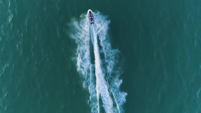 4k直下鸟瞰图，人类在莫桑比克海洋中骑私人船只玩得开心