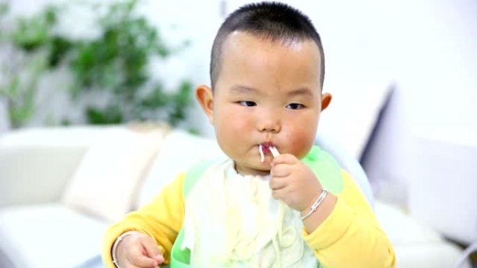 男婴独立进食