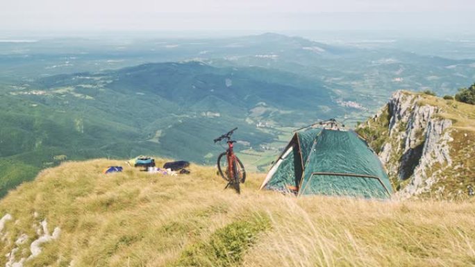 DS在悬崖边露营山顶山峰野外风光骑行旅行