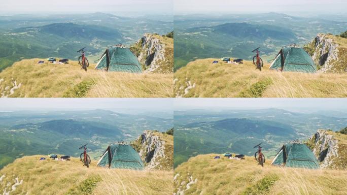 DS在悬崖边露营山顶山峰野外风光骑行旅行