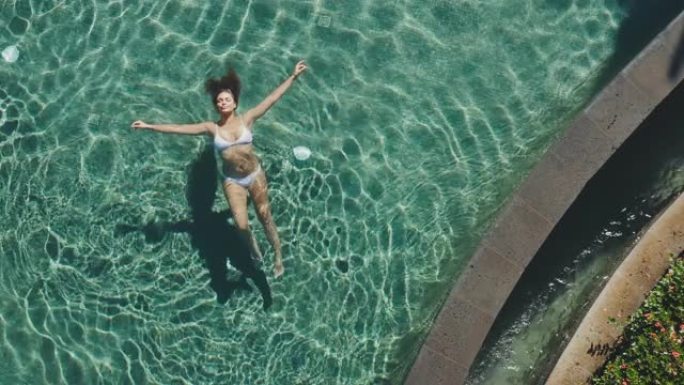 幸福地漂浮在阳光下