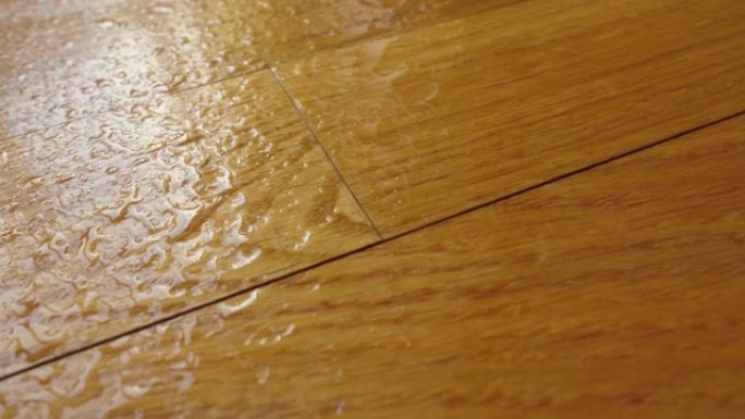 木面上的水滴。水渍桌面