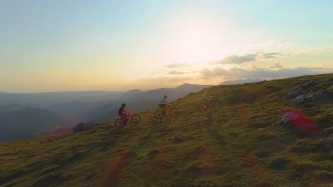 太阳耀斑: 沿着三个活跃的游客骑着自行车爬上山坡。