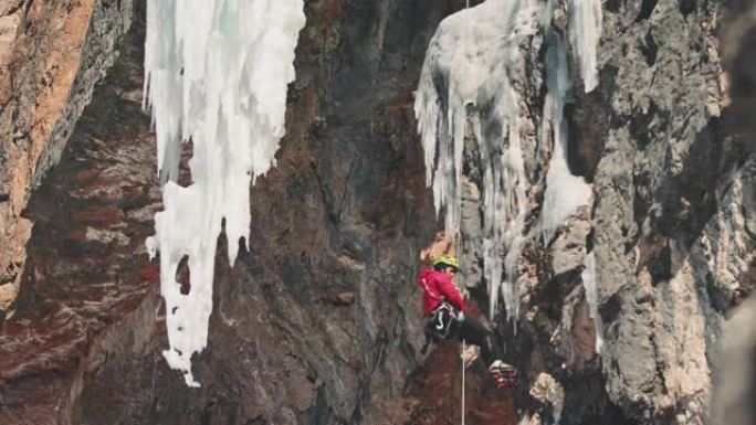 在瀑布上爬冰决心勇气挑战