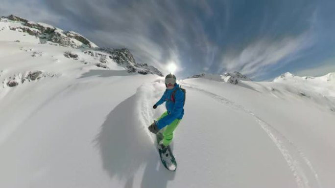 VR360: Cool freerider dude切碎的粉末覆盖美丽的山脉。