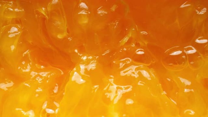 挤压多汁的柑橘。宏观拍摄。