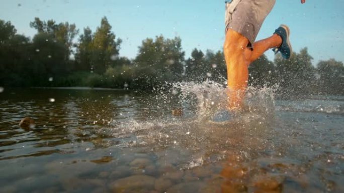 慢动作效果: 运动员在河岸上慢跑的酷炫镜头。