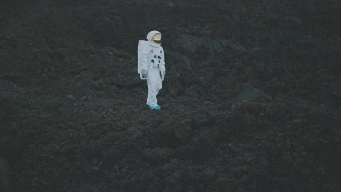 未知星系中的宇航员探索崎landscape的景观
