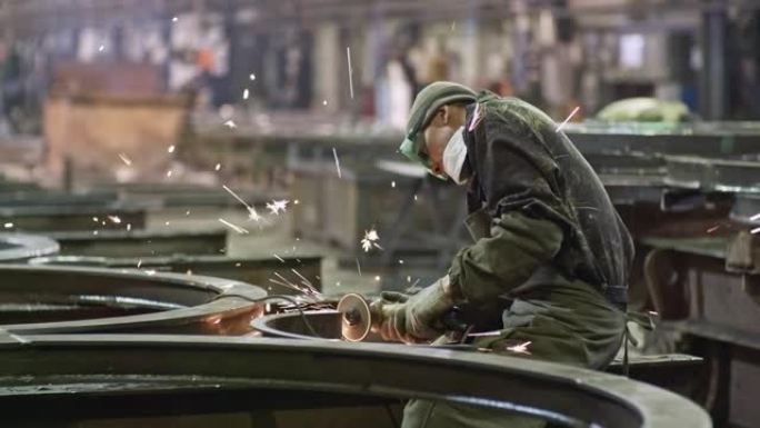 工人在金属制造厂抛光钢零件