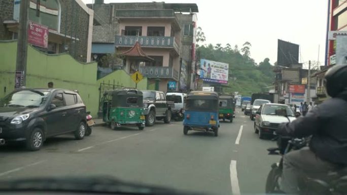斯里兰卡繁华路上的行人和车辆