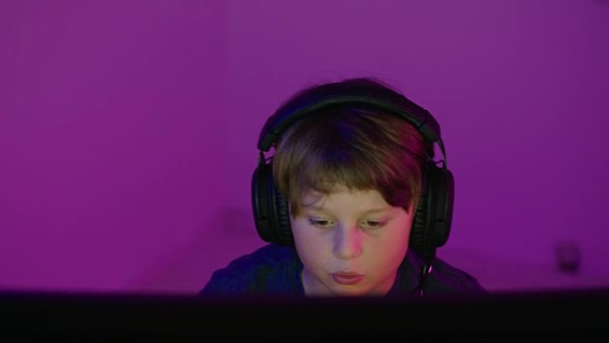 玩在线电脑游戏的小男孩