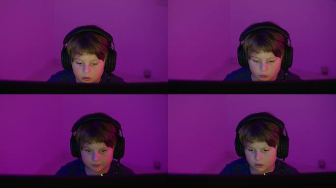 玩在线电脑游戏的小男孩