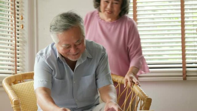亚洲老人在家被妻子按摩。高级生活方式家庭概念。