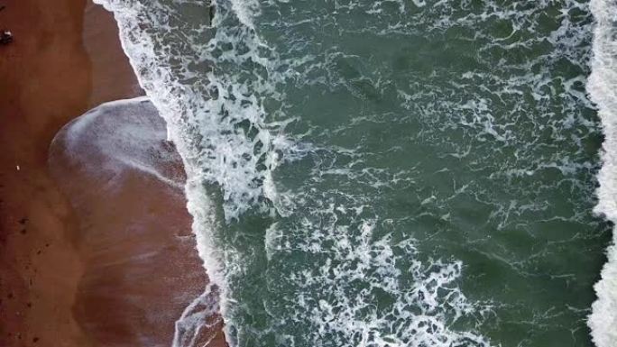 暴风雨前海滩和沙滩上海浪的鸟瞰图