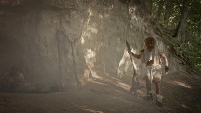原始穴居人的肖像，穿着动物皮和毛皮，在木制俱乐部史前森林中狩猎。史前尼安德特人猎人准备在丛林中投掷长
