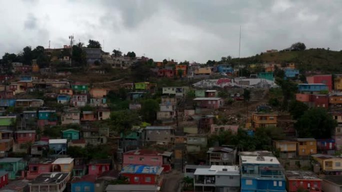 一系列地震后，波多黎各Yauco的空中建立镜头。