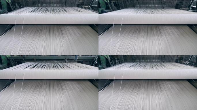 织物正在用白线缝制。纺织品生产线