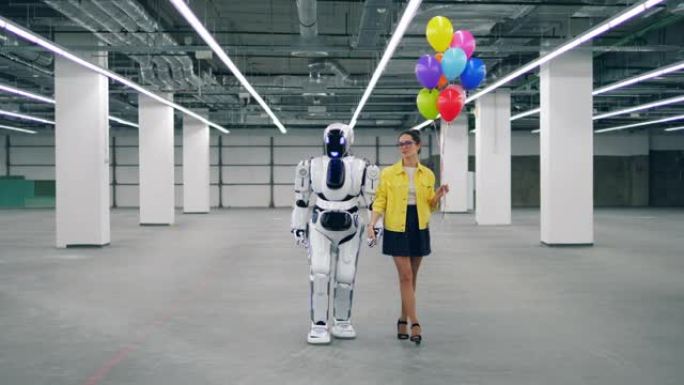 类似人类的半机械人正在与一个拿着气球的女孩一起行走