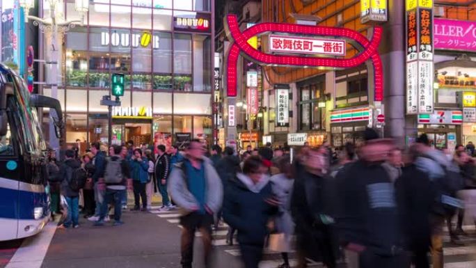 延时: 东京新宿歌舞伎町的行人和游客拥挤