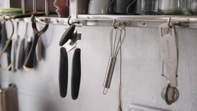 挂在架子上的厨房工具