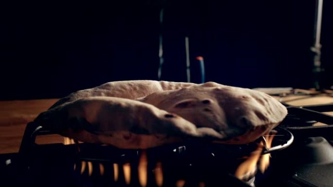 着火做皮塔饼面包。桌面镜头