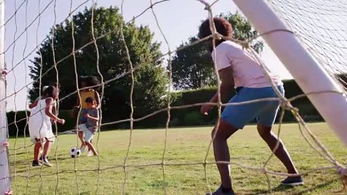 多代黑人家庭在花园里踢足球