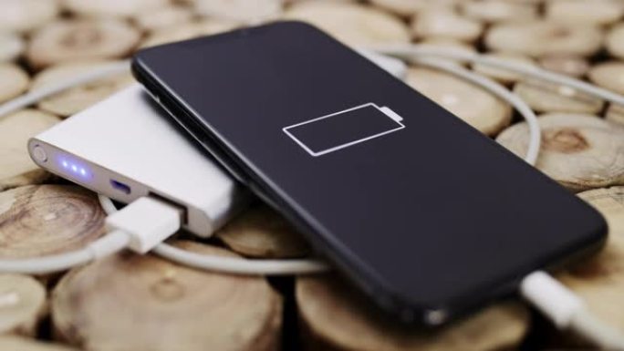 DS智能手机和移动电源在木桌上充电