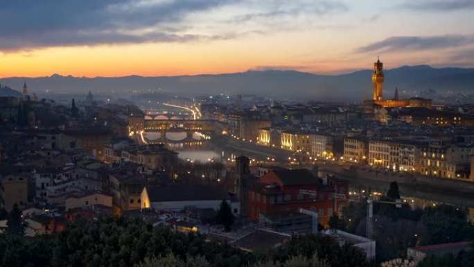 意大利佛罗伦萨的黄昏。在右侧可以看到Arnolfo塔，这是旧宫的一部分，在这张照片的中心可以看到Ar