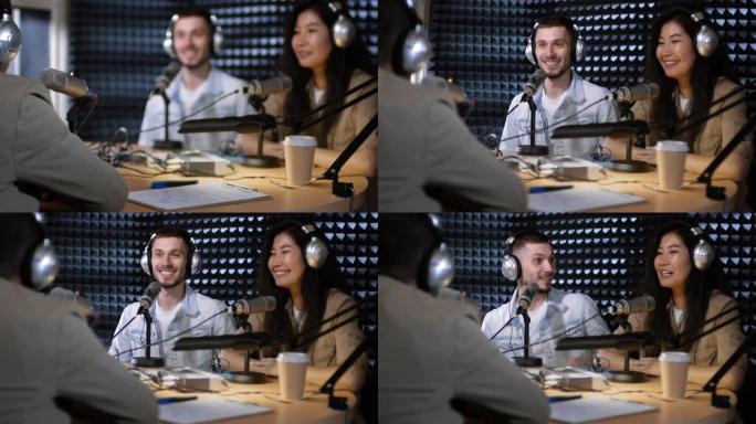 男性电台主持人在演播室与客人聊天