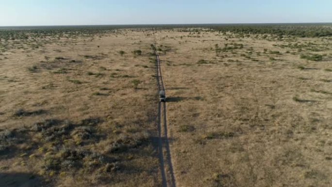 行驶在纳米比亚非洲萨凡纳草原的野生动物园车辆的4k高空中缩小视图