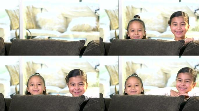 空沙发，两个西班牙裔女孩弹出露脸