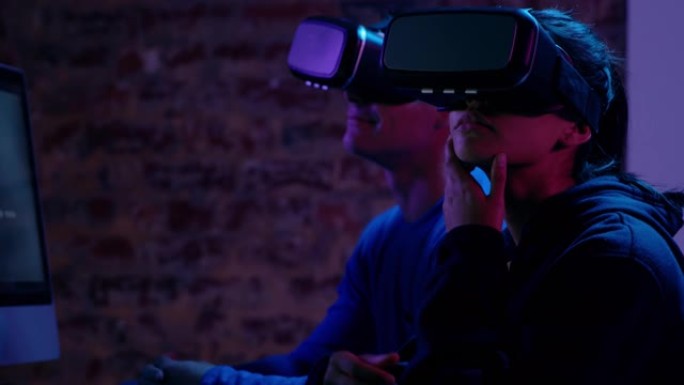 男女使用VR耳机