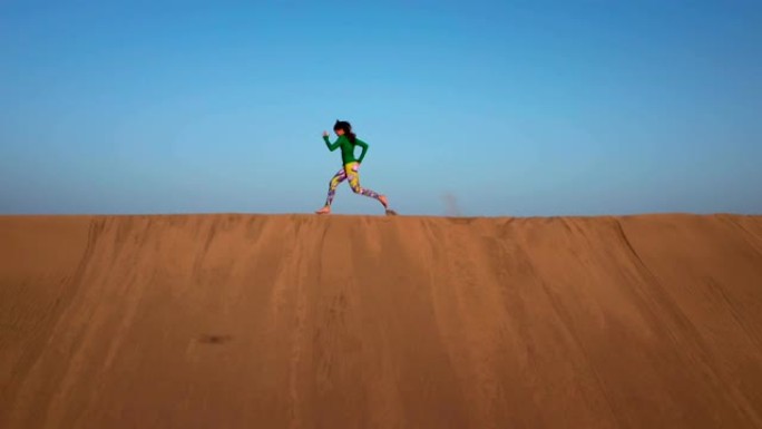 沙漠奔跑。鸟瞰图女生沙漠奔跑实拍视频