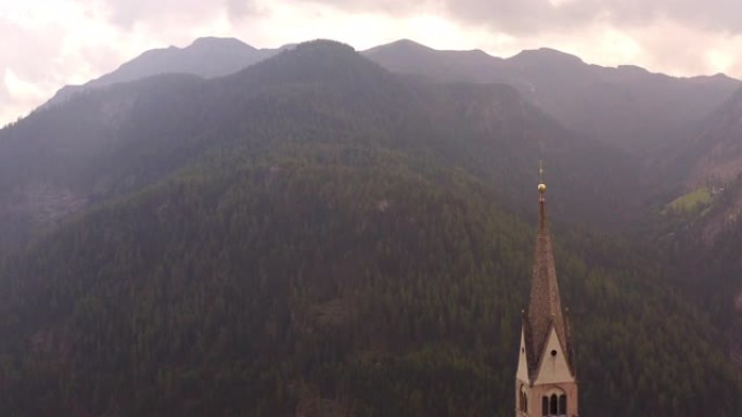 WS鸟景教堂尖顶俯瞰雄伟的山脉，多洛米蒂，意大利