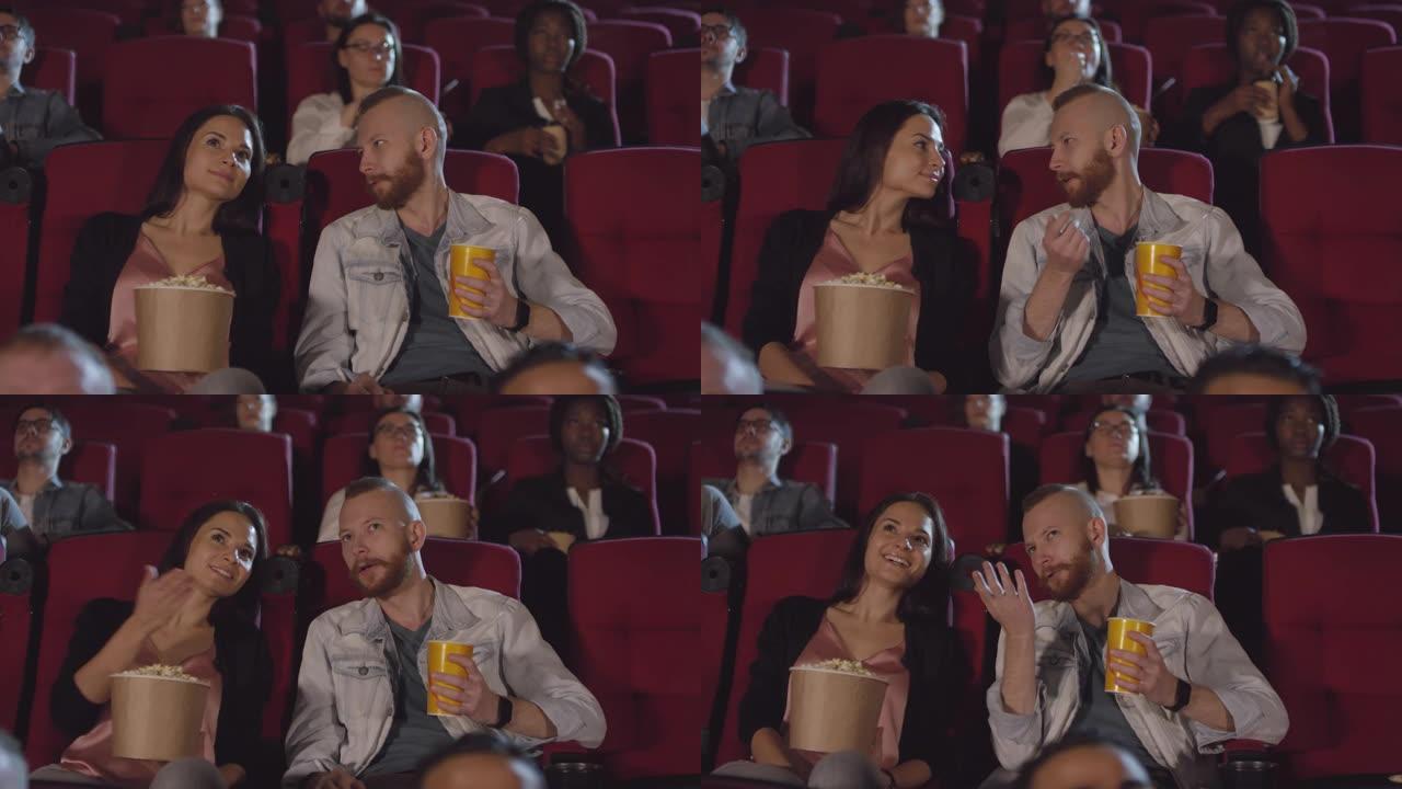 夫妇在电影院讨论电影
