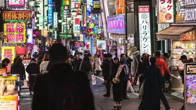 在日本新宿东京市，人群行人在购物霓虹灯街上行走的4k时间流逝与汽车交通在夜间。日本文化与城市生活理念