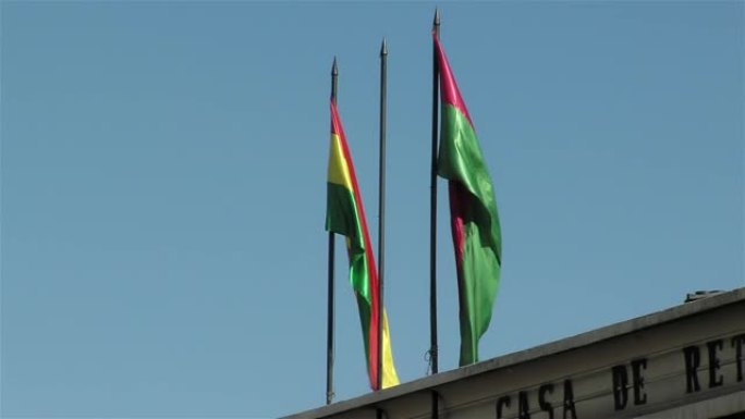 玻利维亚国旗在拉巴斯挥舞。