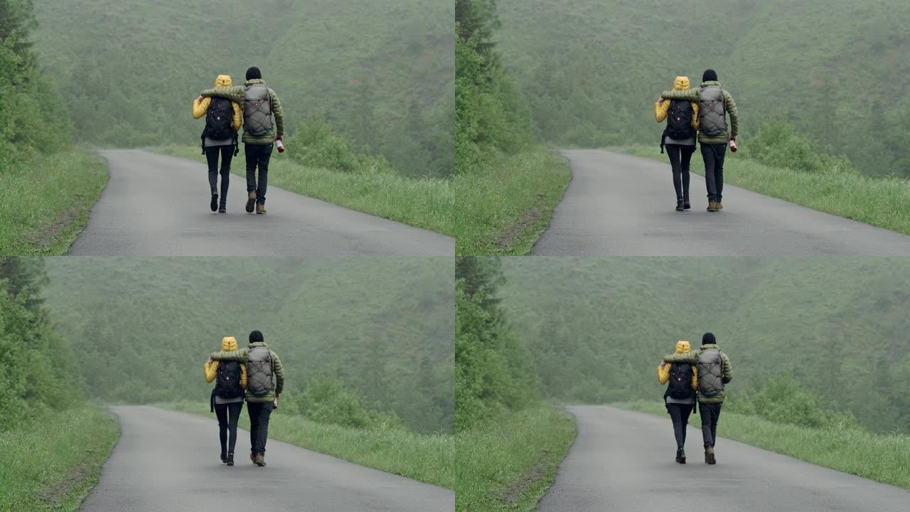 年轻夫妇的山地冒险。雾天