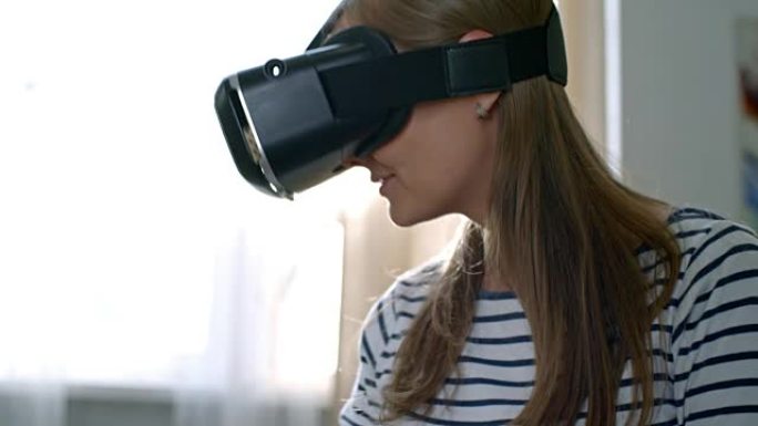 戴VR耳机的女人环顾四周