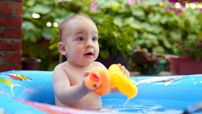 儿童游泳池里的男婴