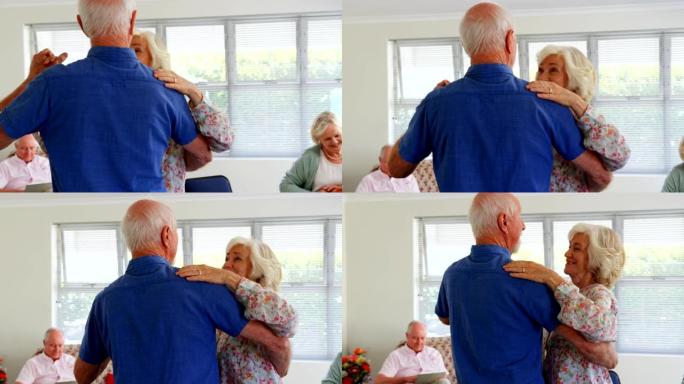 活跃的高加索高级夫妇在疗养院4k跳舞的侧视图