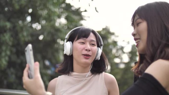 亚洲女子一边跳舞一边听耳机音乐