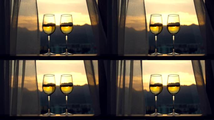 日落时桌上的白葡萄酒