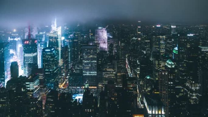 夜雾弥漫的曼哈顿中城的T/L鸟瞰图/纽约