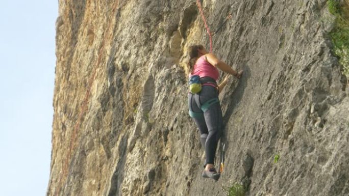 特写: 年轻女子去斯洛文尼亚乡村攀岩。