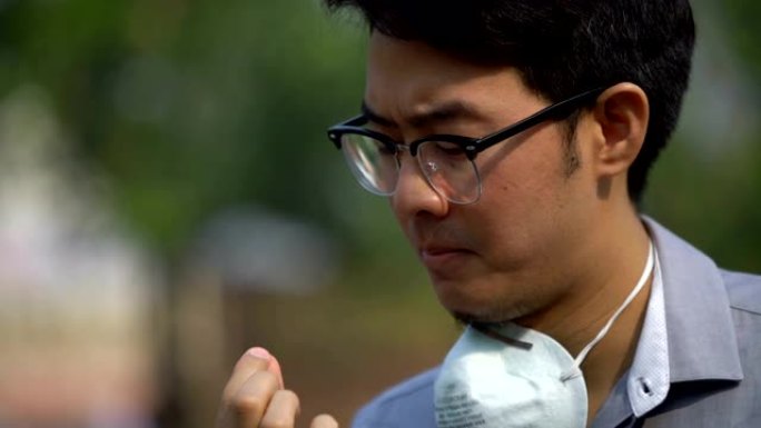 亚洲男子因泰国清迈空气污染严重而鼻子