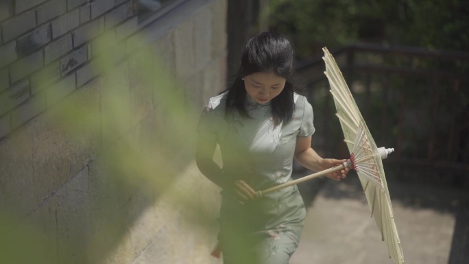 旗袍文化唯美女生小巷行走美女撑着油纸伞