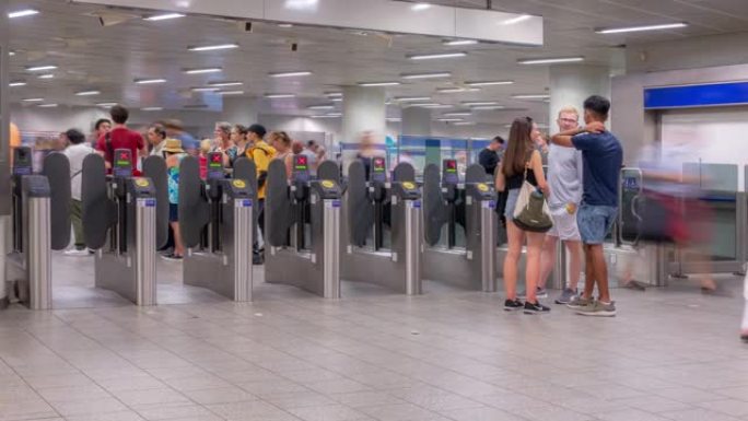 英国伦敦地铁站售票厅的行人通勤人群