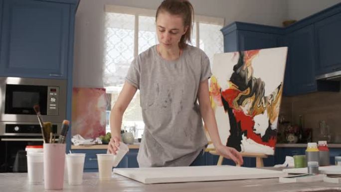 女性艺术家在家庭工作室做绘画