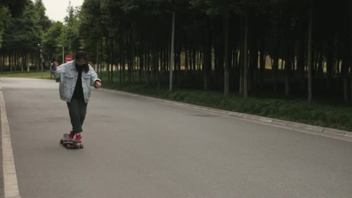 亚洲少女在公园滑冰